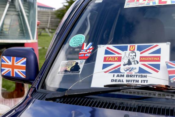 Adesivos pró-Inglaterra em Port Stanley, capital de Falkland (foto de Brian Myers)
